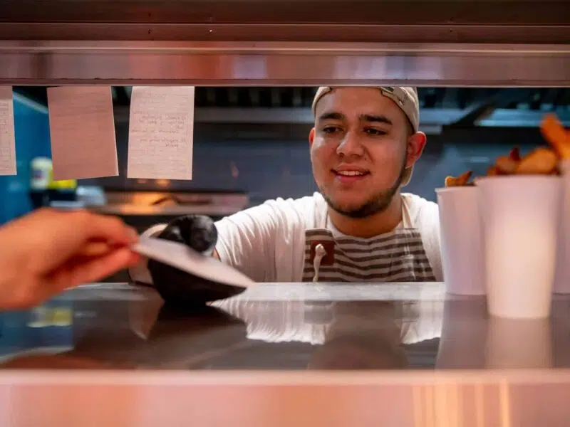 cook delivery food to waitress
